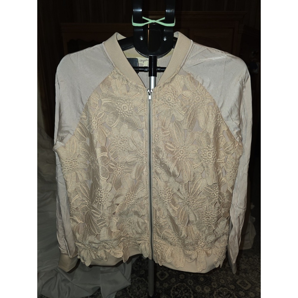 mystree jacket Size M. Lace Flowers On Outside, Lined On‎ Inside. Perfect Spring